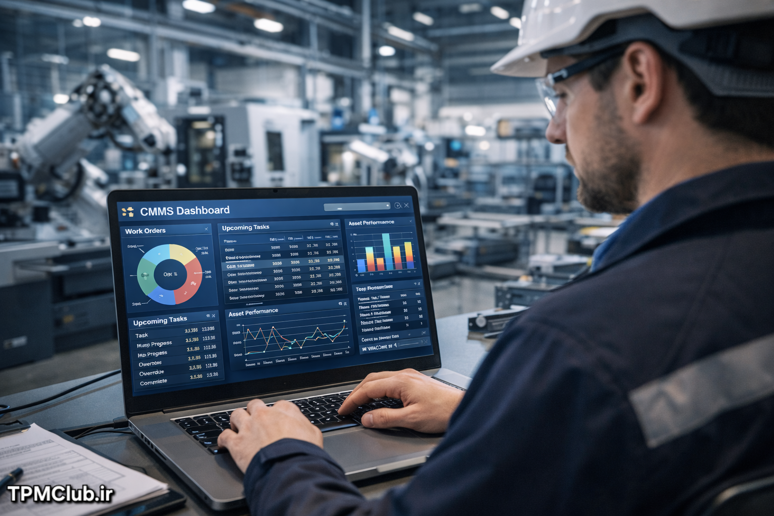 تکنسین در حال استفاده از CMMS